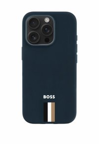 Tmavě modrý kryt na telefon s hladkým, matným povrchem. Obsahuje bílé logo "BOSS" a pruhovaný akcent v černé, bílé a béžové barvě na spodní straně.
