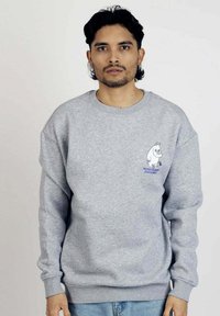 Harmaa collegepaita, jossa on brodeerattu Muumi-hahmo ja sininen teksti rinnassa. Paita on varustettu pyöreällä kaula-aukolla sekä resoreilla hihansuissa ja helmassa.