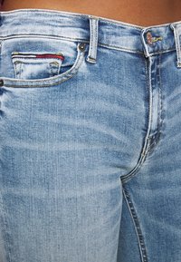 Tommy Jeans NORA ANKLE ZIP - Vaqueros pitillo - light-blue denim