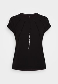 Sort t-shirt med korte ærmer og rund halsudskæring, med lodrette linjer af sorte og sølvfarvede dekorationer langs fronten.