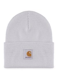 Gorro de punto blanco con un dobladillo. Presenta un parche cuadrado con un logotipo naranja. Textura suave, parte superior sin costuras y grosor medio.