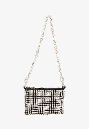 Fekete tok táska, amelyet fényes ezüst strasszok díszítenek, ezüst láncos pánttal és cipzáras záródással a tetején.