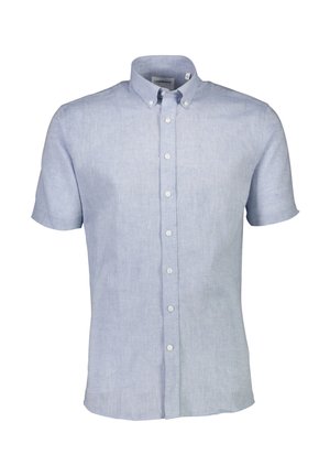 Camisa de manga corta abotonada en azul claro, hecha de tejido texturizado, con cuello y cinco botones blancos al frente.