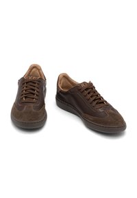 Brązowe skórzane sneakersy z zamszowymi akcentami, okrągły czubek i sznurowana konstrukcja. Posiadają texture sole i beżowe wnętrze.