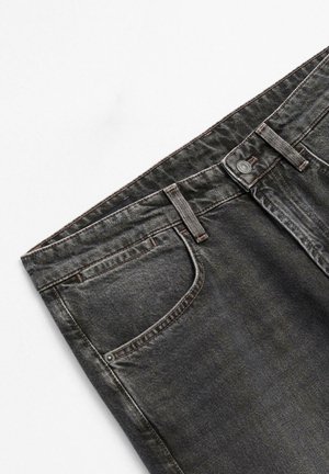 Grijze spijkerbroek met een voorzak, metalen knoopsluiting en contrasterende stiksels. Gladde textuur met een lichte versleten uitstraling.