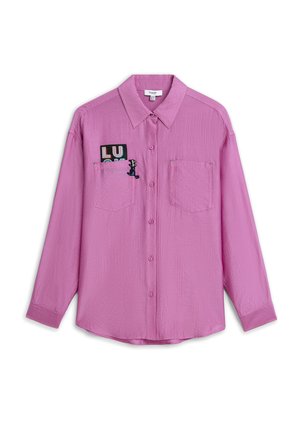 Langes, pinkes Hemd mit Knöpfen und zwei Brusttaschen, von denen eine einen Aufnäher mit den Buchstaben "LU" und eine kleine schwarze Cartoon-Katze zeigt.