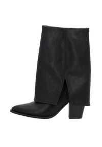 Botte de cheville en simili cuir noir avec un bout pointu et un talon bloc. Présente un design plié unique en haut et une texture lisse.