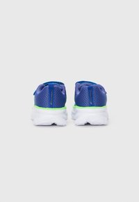Lilla mesh joggesko med hvit såle og grønne detaljer, som har polstret krage og teksturert overdel for pusteevne.