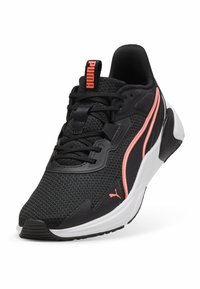 Shoe sport negru cu superior din plasă, având accente corai și logo. Design ușor, părți laterale texturate, guler căptușit și talpă din cauciuc.