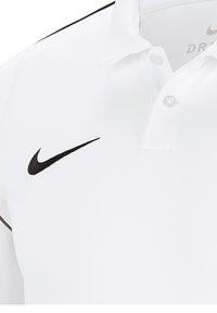 Weißes Poloshirt mit schwarzem Nike Swoosh-Logo. Verfügt über einen klassischen Kragen und eine Drei-Knopf-Leiste. Glattes, atmungsaktives Material.