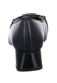 Chaussure à talon en cuir noir avec un bout arrondi, dotée d'un talon brillant et d'un design minimaliste. Texture lisse et détails de couture subtils.