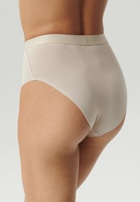 Beżowa bielizna wysoka w talii, wykonana z gładkiego materiału, z miękkim elastycznym pasem i prostym wzornictwem bez wzorów i ozdób.
