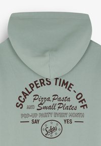 Sweatshirt à capuche vert clair avec un motif imprimé en marron foncé, texte indiquant "SCALPERS TIME-OFF" avec des accents circulaires et des phrases en dessous.