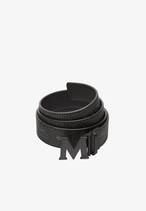 Sort læderbælte med en tekstureret overflade, lagdelt design og en fremtrædende sort metalspænde formet som bogstavet "M."