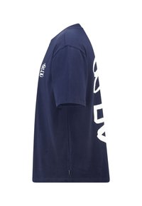 Marineblaues Baumwoll-T-Shirt mit Rundhalsausschnitt, kurzen Ärmeln und großem weißem Schriftzug auf einer Seite. Glatte Textur, lässige Passform.