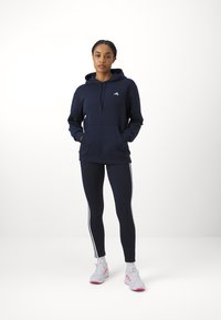 adidas Sportswear ESSENTIALS SMALL LOGO FEEL COZY HOODIE - Sweatshirt com capuz - legend ink