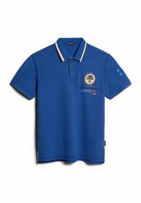 Polo shirt blu in cotone con colletto a righe bianche e bottoni a due, badge sul petto e testo ricamato. Accento di bandiera blu sulla manica.