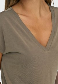 ONLY ONLFREE LIFE SS V-NECK JRS NOOS - T-shirt basic - walnut