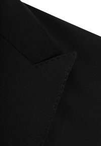 Zwarte stof met een gladde, matte textuur. Voorzien van een notched kraag met precieze stiksels langs de randen.