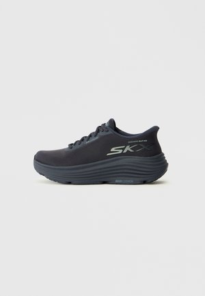 Chaussures de sport noires avec une tige en mesh, un design lacé, une semelle intérieure épaisse et rembourrée, et une étiquette "MAX CUSHION" sur le côté.