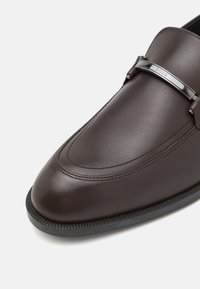 BOSS TAYIL - Alkalmi belebújós cipők - dark brown