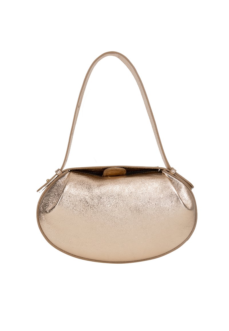 Borsa metallica dorata con forma ovale arrotondata, texture liscia, una sola tracolla e chiusura superiore con un accento in legno.