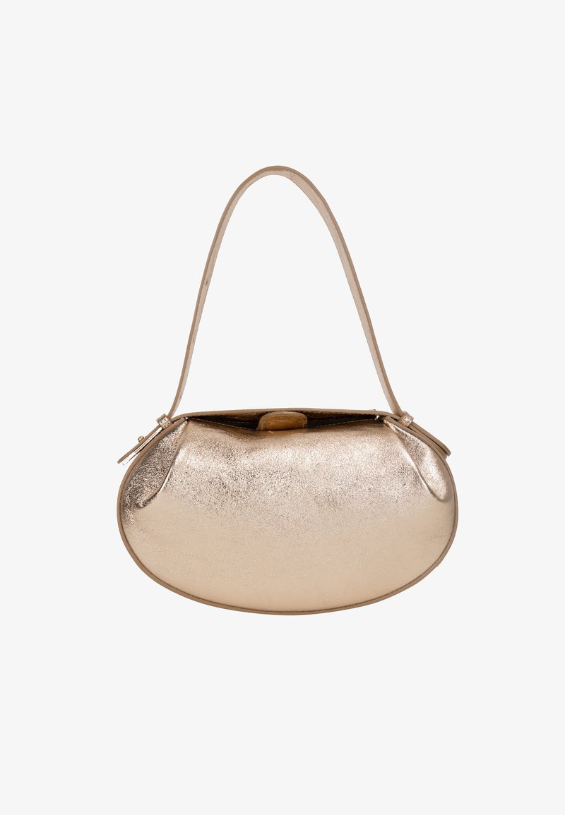 Guldmetalisk håndtaske med en afrundet oval form, glat tekstur, en enkelt skulderrem og en toplukning med et træaccent.