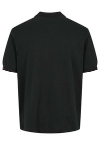 Must lühikeste varrukatega polosärk, näidatud tagantpoolt, soonikkoe kraega ja väikese punase sildiga vasakul varrukaotsal.