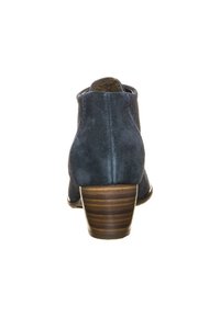Botines de ante azul con un bajo tacón de madera apilada, que presentan una superficie suave y un sencillo detalle de costura en la parte posterior.