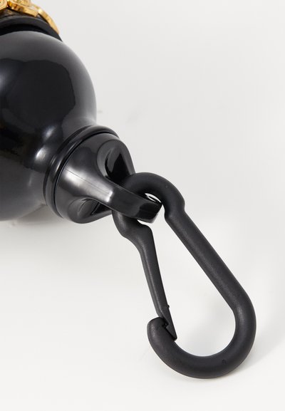 Bouteille d'eau noire avec une finition brillante, dotée d'un mousqueton noir incurvé fixé sur le dessus pour un transport facile ou un accrochage.