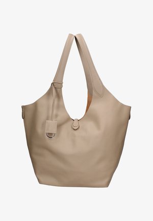Beige getextureerde leren tote bag met een zachte structuur, brede schouderbanden en een klein bevestigd leren label met metalen ring.