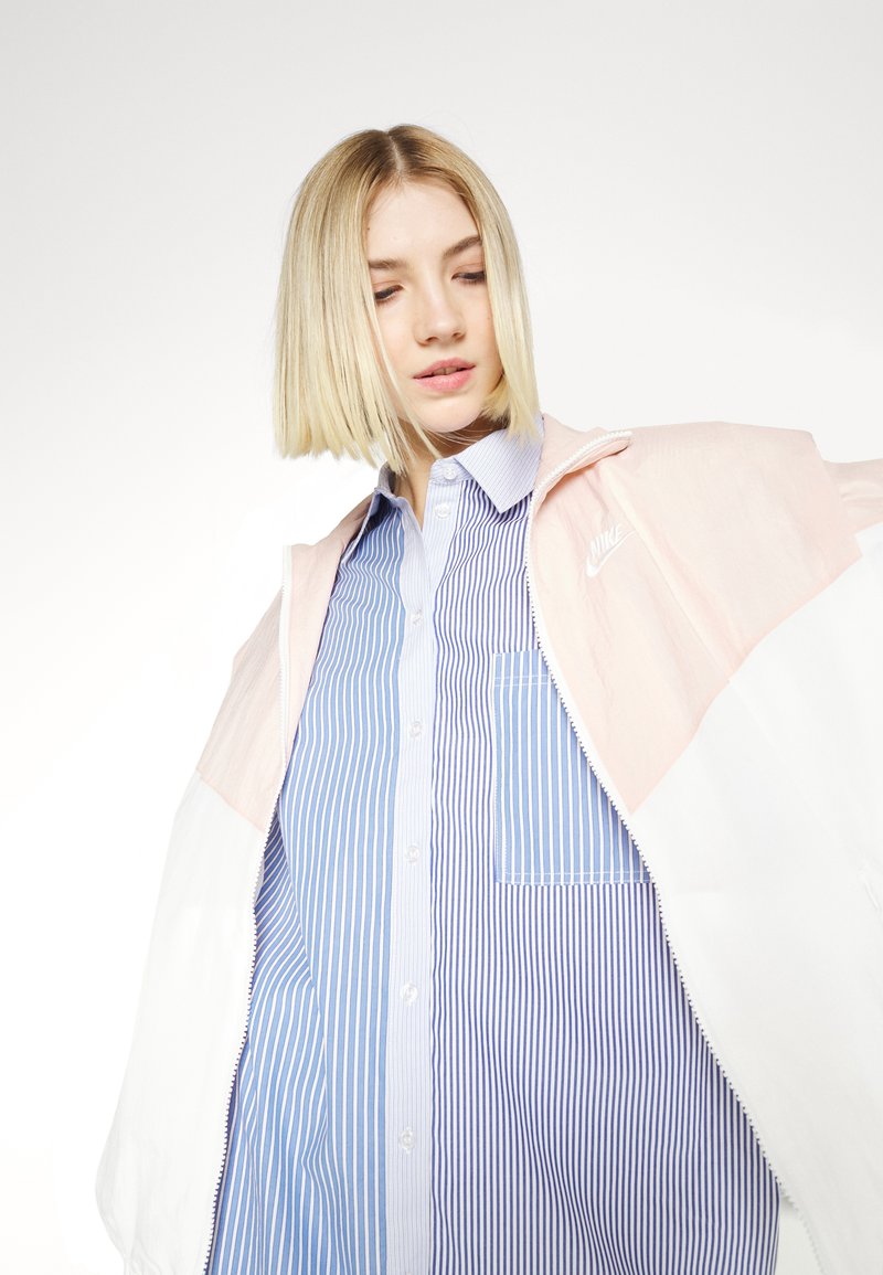 Damen Leichte Jacken | Nike Sportswear Windbreaker pink oxford/white/rosa - ID33608 Damen Leichte Jacken | Nike Sportswear Windbreaker pink oxford/white/rosa - ID33608