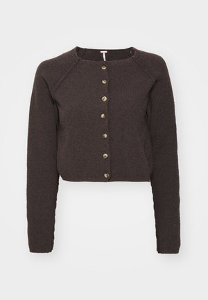 Brun cropped cardigan med lange ermer, teksturert stoff og syv knapplukkinger foran. Har raglanermer og rund hals.