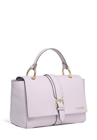 Borsa in pelle lavanda con forma strutturata, hardware dorato e rifiniture nere. Presenta una maniglia superiore e una chiusura a farfalla con una fibbia.