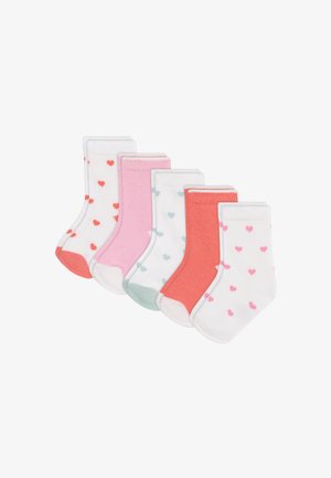 Six paires de chaussettes en coton de couleurs variées : rouge, rose, blanc avec des motifs en forme de cœur, et unies. Chaque paire a des orteils et des bordures contrastantes.
