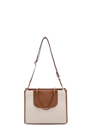 Sac à main rectangulaire beige et marron avec poignées supérieures et bandoulière réglable, présentant un rabat avant avec un petit emblème métallique "D".