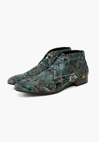 Blauw en zwarte veterschoenen met een bloemen-paisleypatroon, een gladde textuur, een spitse neus en een korte hak.