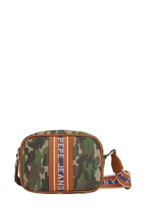 Rechthoekige crossbodytas met groenbruine camouflageprint, bruine afwerking en een merkriem en streep met de tekst "Pepe Jeans."