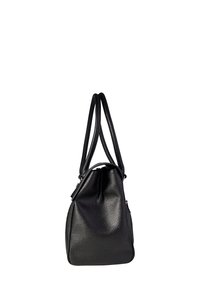 Černá kožená taška s texturovaným povrchem, vybavená dvěma dlouhými plochými uchy a zúženým tvarem. Zapínání na zip na vrchní části a detail s boční kapsou na zip.