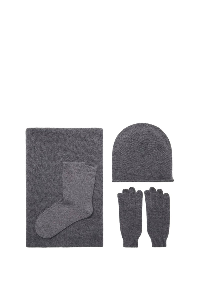 Set di accessori grigi lavorati a maglia che include un berretto, guanti, un paio di calze e una sciarpa, tutti realizzati in un morbido tessuto testurizzato.