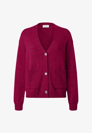 Dunkelroter Strickcardigan mit langen Ärmeln, V-Ausschnitt, drei vorderen Knöpfen und zwei gerippten Aufsetztaschen auf einem weißen Hintergrund.