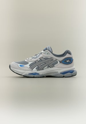 Chaussure de running Asics Gel grise et bleue avec des empiècements en mesh et en daim, fermeture à lacets, et amorti gel visible dans la semelle.