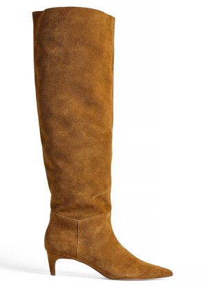 Bota de ante marrón hasta la rodilla con punta afilada, abertura ligeramente acampanada y un tacón bajo en forma de kitten. Superficie texturizada y diseño sin costuras.