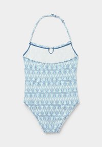 Én-styk badesuit med et blåt og hvidt bladmønster, lavet af tekstureret stof med halterneck og cirkulær hardware detalje.