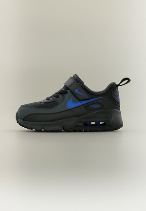 Baskets Nike Air Max noires et bleues avec tige en mesh, bride à scratch, semelle à coussin d’air visible et languette au talon, vue de côté sur fond neutre.