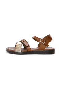 Sandali in pelle marrone con due cinghie decorative in metallo dorato, suola piatta, cinturino alla caviglia regolabile e soletta testurizzata.
