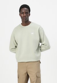 New Balance SPORT ESSENTIALS CREW UNISEX - Sweater - green