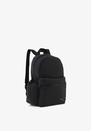 Must nylonist seljakott kahe lukuga sahtliga, pehme seljatoe, reguleeritavate rihmade ning PUMA logoga alumise parempoolse külje peal.