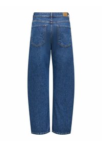 Jeans in denim blu scuro con vestibilità comoda, dotati di due tasche posteriori e una robusta cintura con etichetta in pelle sul retro.