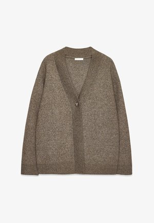 Cardigan marrón de material de punto texturizado, con escote en V, mangas largas y un cierre de un solo botón en el frente.